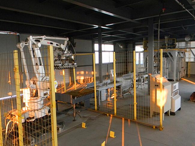 25公斤多聚甲醛自動包裝機-碼垛機器人生產線